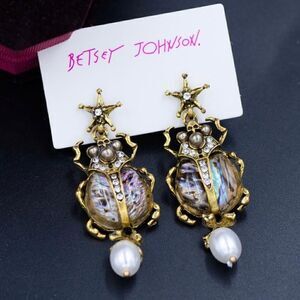🐞 Betsey Johnson unique beetle drop earrings 🐞